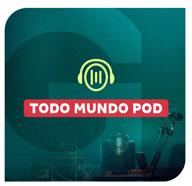 Texto 'todo mundo pod' e ícone de fone de ouvido sobre cenário de estúdio de podcast